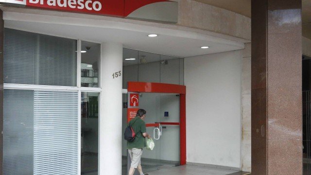 Prazo para aposentado do INSS fazer prova de vida no banco acaba nesta quarta-feira
